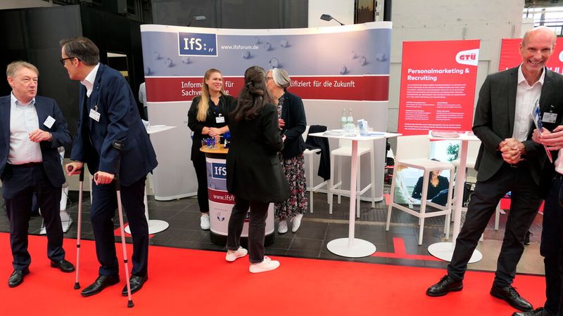 Das IfS befasst sich mit der Entwicklung und Standardisierung von fachlichen Voraussetzungen und Überprüfungsrichtlinien. Damit unterstützt das Institut Bestellungskörperschaften wie Handwerkskammern sowie Industrie- und Handelskammern bei der Überprüfung der besonderen Sachkunde für die Öffentliche Bestellung und Vereidigung von Sachverständigen. (Bild: Wenz | VCG)