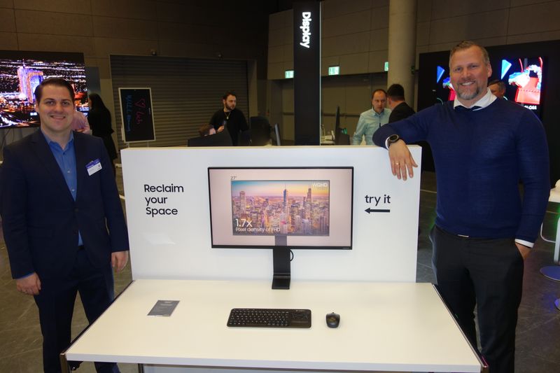 (l.) Simon Winkler und Oliver Rösgen, Samsung, finden Ihre neue Space-Lösung total spacy. (Bild: IT-BUSINESS)