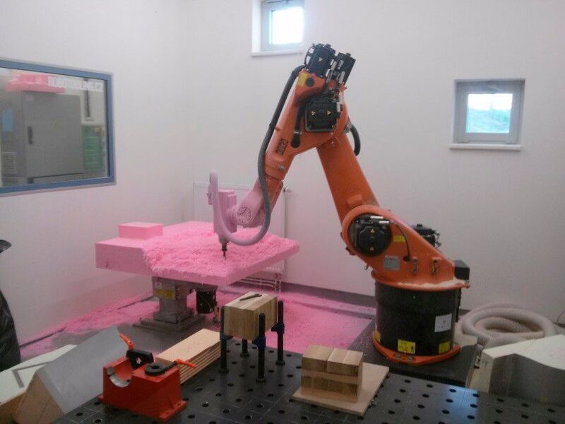 Der Roboter Kuka KR60 fräst einen Teil des Polystyrol-Modells aus. (Artec 3D)