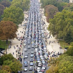 Im Jahr 2005 veranstalten Tausende von Fans eine Jubiläumsparade zum 50. Geburtstag der DS auf der Avenue des Champs-Élysées in Paris. (Foto: Citroën)
