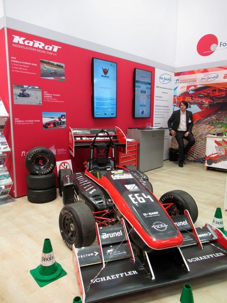Das Team vom KaRat, Kaiserslautern Racing Team, präsentierten ihr Rennauto für die Formula Student. (J. Pfeiffer/konstruktionspraxis)
