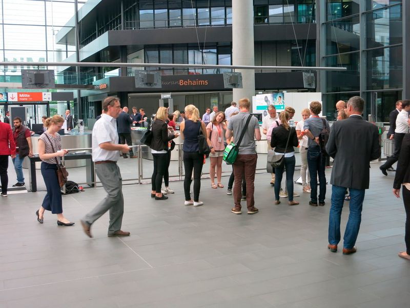 Erster Messetag, 10:02 Uhr. Die Besucher nehmen die MT-Connect in Beschlag. (Reinhardt / Devicemed)
