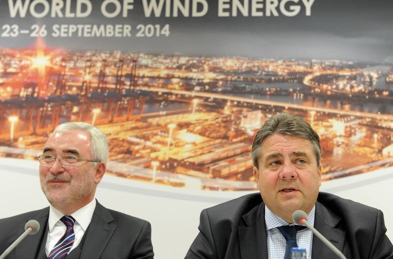 Von links nach rechts: Bernd Aufderheide, Vorsitzender der Geschäftsführung Hamburg Messe und Congress, Sigmar Gabriel, Bundesminister für Wirtschaft und Energie und Vizekanzler von Deutschland (Bild: HMC/Michael Zapf)