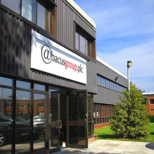 Hauptsitz der paneuropäischen Abacus Group plc ist Newbury, Berkshire, UK. Das Unternehmen wurde 1972 als Abacus Electronics gegründet, 1989 im Zuge eines Management Buyouts von Martin Kent und drei weiteren Mitarbeitern übernommen und ging 1993 an die Londoner Börse.