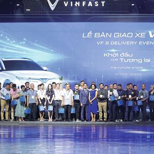Insgesamt 100 Fahrzeuge wurden an Kunden übergeben.(Bild:  Vinfast)