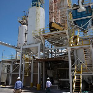 Evonik hat bereits vor Jahren begonnen, Technologien für die Reinigung von Pyrolyseöl zu entwickeln. Dabei konnte das Unternehmen auf seine langjährige Expertise in der Petrochemie und der Aufbereitung von Rohstoffen zurückgreifen.  (Bild:  Evonik Industries)