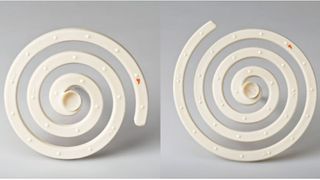 Die Fließfähigkeit konnte am Beispiel hochgefüllter wärmeleitender Compounds durch geeigneten Polymerblend verbessert werden. Der Spiraltest zeigt rechts eine deutlich erhöhte Fließlänge gegenüber einem kommerziell verfügbaren Compound.  (Bild: Fraunhofer LBF)