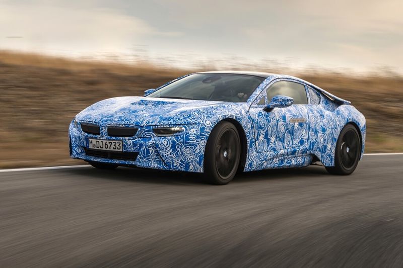 Der BMW i8 startet ab Juni 2014 auf sportliche und umweltfreundliche Weise auf den Straßen durch. (BMW)
