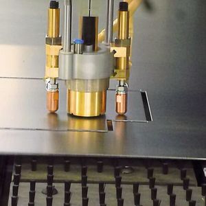 Die 5020 ist mit einem Bolzenschweißer ausgerüstet. Damit kann der Anwender zwischen 21 und 40 Bolzen pro Minute schweißen – wirtschaftlich, prozesssicher und präziser als von Hand.(Bild:  Boschert)