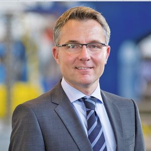 „Die Servoantriebstechnik ist aus meiner Sicht vor allem für die Produktion von Bauteilen mit hohen Umformgraden interessant“, sagt Alexander Dörmann, Geschäftsführer der Raster-Zeulenroda Werkzeugmaschinen GmbH.