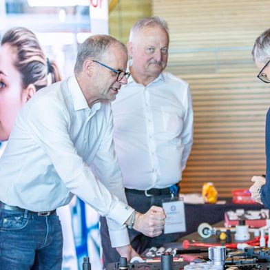 Gerade der fachliche Austausch unter den Schraubexperten untereinander ist das, was die Regionalmesse Schraubtec ausmacht. (Bild: Amelie Jehmlich/ART n Photo)