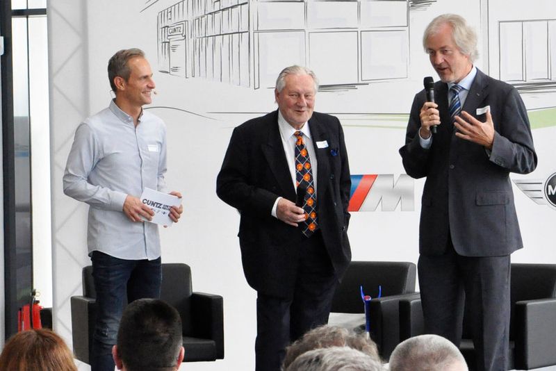 Alpina-Chef Burkard Bovensiepen (Mitte) ließ es sich nicht nehmen, persönlich vorbeizuschauen. Auch der Leiter des BMW-Produktmanagements in Deutschland, Alexander Hildebrandt,  überbrachte die besten Wünsche zur Eröffnung. (Wehner/»kfz-betrieb«)