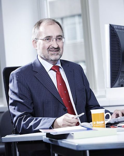 Dr. Ronald Klein, Director – E&I-Engineering 2, BASF: „eCl@ss ist derzeit mindestens europaweit das einzige standardisierte Strukturierungs- und Klassifizierungssystem für einen solchen automatisierten Datenaustausch. Wer Industrie 4.0 konsequent zu Ende denkt, wird künftig nicht drum herumkommen.“  (BASF)