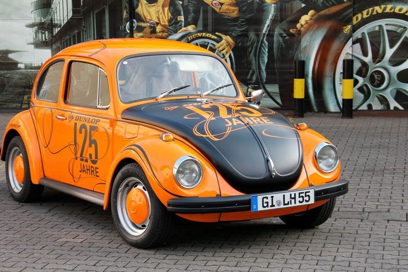 Diesen Jubiläumskäfer spendierte Dunlop aus Hanau anlässlich des 125-jährigen Bestehens. Das Geburtsjahr 1971 teilt sich unser Boxer mit Vitali Klitschko. Ein bisschen mit den Muskeln spielen kann auch er dank luftgekühlten 44 PS. Der Hubraum von 1,3 Litern lässt ihn 125 km/h schnell laufen. (Lebenshilfe)
