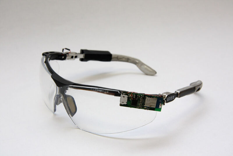 Elektrotechnik-Studierende der TU Darmstadt haben eine  intelligente Schutzbrille entwickelt, die mit einer Sensorik ausgerüstet ist, die erkennt ob sie getragen wird. (Carsten Neupert / TU Darmstadt)
