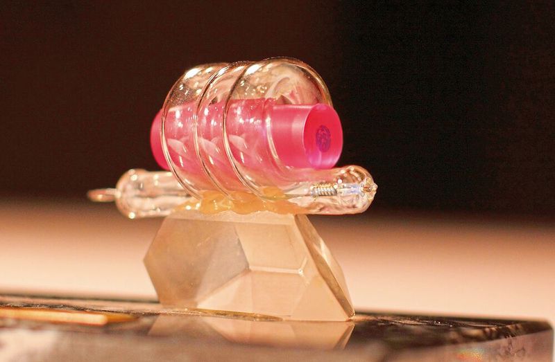 1960 – der Rubinlaser: Der Laser spielt heute in vielen Bereichen unseres Alltags eine große Rolle. Ob in der Medizin, der Kommunikationstechnik, beim Autobau, in der Messtechnik, bei CD-Playern oder an der Supermarktkasse - Laseranwendungen gibt es zuhauf. Der US-Physiker Theodore Maiman hatte 1960 den ersten funktionierenden Rubinlaser gebaut – am 16. Mai 1960 wurde er zum ersten Mal in Kalifornien eingeschaltet. Der Rubinstab – ein kurzer, mit Chrom dotierter Saphir, auch „pink ruby“ genannt – besaß auf beiden Enden aufgedampfte Silberspiegel, wobei einer von beiden halb durchlässig war. Eine Xenon-Blitzlampe umgab den Rubin und lieferte die Pumpenergie. Da Maiman nur leicht beschaffbare Bauteile eingesetzt hatte, konnte sein Experiment sofort von anderen Forschergruppen nachempfunden, bestätigt und weiterentwickelt werden. Zwei Jahre später machte sich Maiman selbstständig und gründete die Korad Corporation, die sich mit der Entwicklung und der Herstellung von Lasern befasst.  (Bild: Roland Wengenmayr / Deutsches Museum)