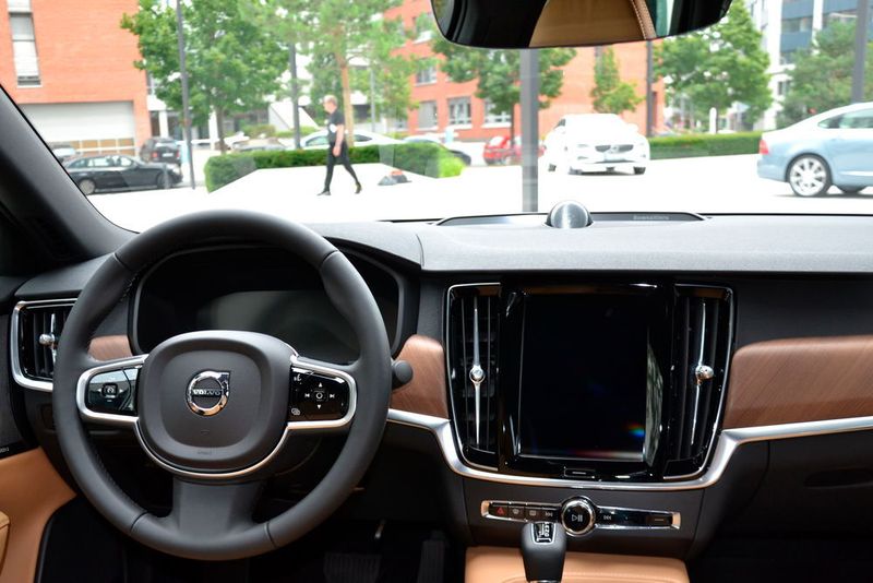 Volvo hat die Knöpfe und Bedienelemente im S90 auf ein Minimum reduziert. (Mauritz)