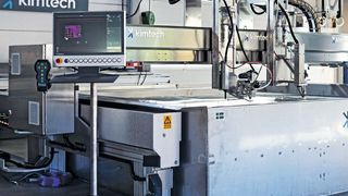Wasserstrahlschneidanlagen stellen einige sehr spezifische Anforderungen an die Steuerung, die Igems auf Basis von PC-based Control von Beckhoff erfüllt. (Bild: Jamie Steinbichler)