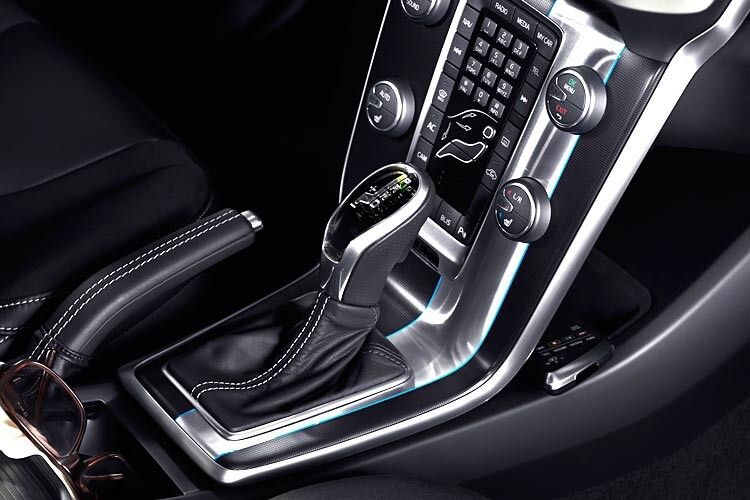 Kontrastnähte und Aluminiumeinlagen runden den sportlichen Design-Anspruch im Innenraum ab. (Volvo)