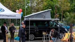 Das Autohaus Hofmann & Wittmann legte für die Marketingaktion einen künstlichen Strand an. (Stefan Bösl)