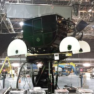 Die von sogenannten Thestralen gezogene Kutsche bei „Phantastische Tierwesen“ 2 verwendet Siko-Seilzuggeber für Drehungen.(Bild:  Siko)