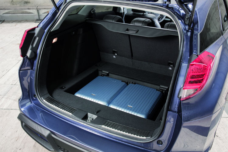 Das praktische Kofferraumunterfach bietet zusätzlich Platz für zwei Kabinentrolleys. (Foto: Honda)