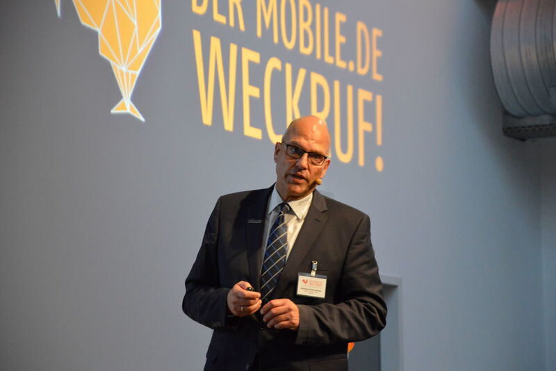 Markus Pettendrup vom Autohaus Herbert Köpper erläuterte, wie sein Team Kunden rund um die Uhr über Bestandsfahrzeuge informiert und dabei konsequent Finanzdienstleistungen als zusätzliche Ertragsbringer vermarktet. (Achter / »kfz-betrieb«)
