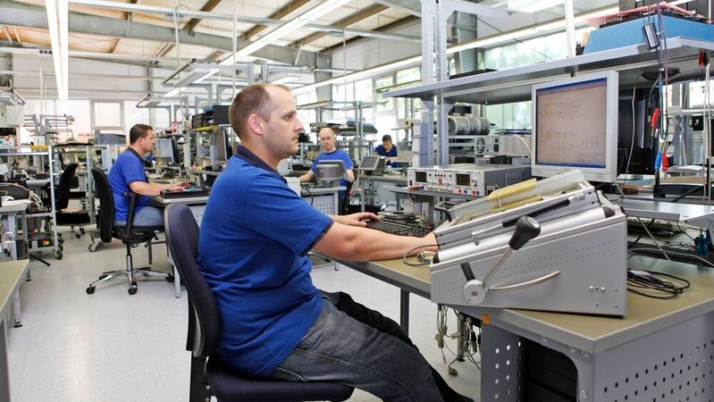 Strukturwandel der API: Die Firma Phytec Messtechnik ist von einem traditionellen Testaufbau zu einer Architektur mit Web-Service-API gewechselt.(Bild:  Göpel electronic)