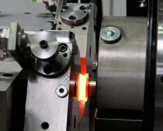 Reibschweißen – eine heiße Sache fürs günstige Fügen! Denn im Gegensatz zu anderen Fügeverfahren werden beim Reibschweißen auch komplexe Werkstücke nur durch Reibung und Druck sicher verbunden. Das klappt auch bei Kupfer-Stahl- oder Stahl-Aluminium-Paarungen.(Bild:  Klaus Raiser)