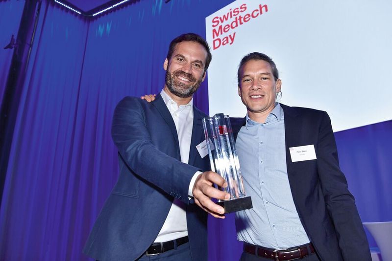 Diese beiden freuen sich über den ersten Preis: Philipp Tholen, Mitbegründer und Leiter Product & Operations, Ava, sowie Peter Stein, Mitgründer und Leiter F&E Ava, mit dem Swiss Medtech Award. (Hans Mosimann / Swiss Medtech)