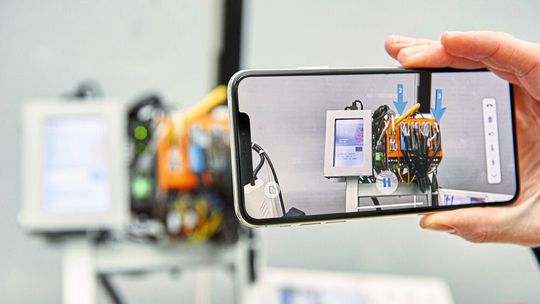 „TeamViewer Pilot“, die Augmented-Reality-(AR-)Lösung von Teamviewer, ermöglicht es, Probleme auch jenseits des Bildschirms zu lösen. „TeamViewer Pilot“, die Augmented-Reality-(AR-)Lösung von Teamviewer, ermöglicht es, Probleme auch jenseits des Bildschirms zu lösen.