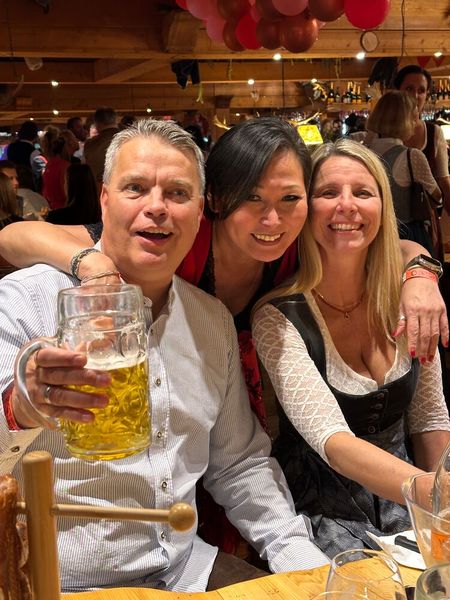 Miriam Franke (Sandisk) mit Erik und Tanja Wesser (JET Services)  (Bild: Vogel IT-Medien)