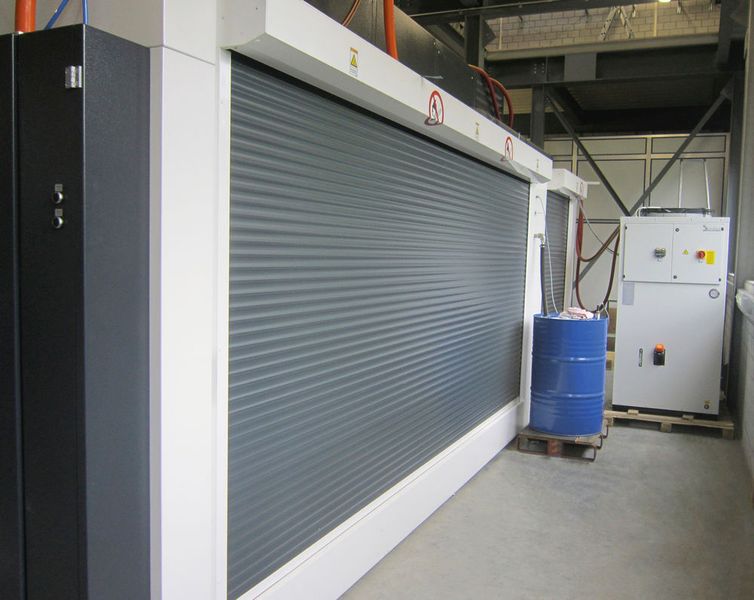 Die Wartungsöffnungen wurden aufgrund der Platzverhältnisse bei SFS Intec als Rolltüren ausgeführt. (Bild: Dürr Ecoclean)