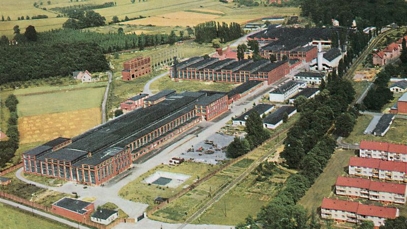 Das Werk 2 am Standort Lippstadt im Jahre 1959. Bereits 1951 hatte man mit der Erweiterung des Unternehmens begonnen und die erste deutsche Tochtergesellschaft in Todtnau als Metallwerke Todtnau gegründet. Heute verfügt das Unternehmen in Deutschland unter anderem über Standorte in Lippstadt, Bremen, Recklinghausen, Regensburg, Hamm (Bockum-Hövel), Nellingen und Wembach.  (Bild: Hella)