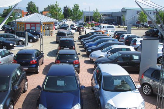 Im AVP Autoland Plattling hat der Kunde auf 40.000 Quadratmetern Fläche unter permanent 500 Gebrauchtwagen die Qual der Wahl. (Archiv: Vogel Business Media)