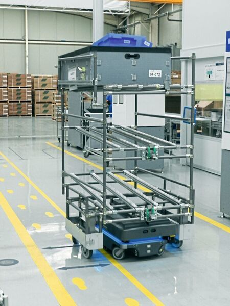 Zum Materialtransport kann der mobile Roboter einfach mit verschiedenen Regalaufsätzen bestückt werden. Hierauf legen die Lagermitarbeiter Montageteile und Halberzeugnisse ab, die der MIR200 dann an die Produktionslinien bringt. Dort holt er Verpackungsmaterial zur Entsorgung ab.  (MiR)