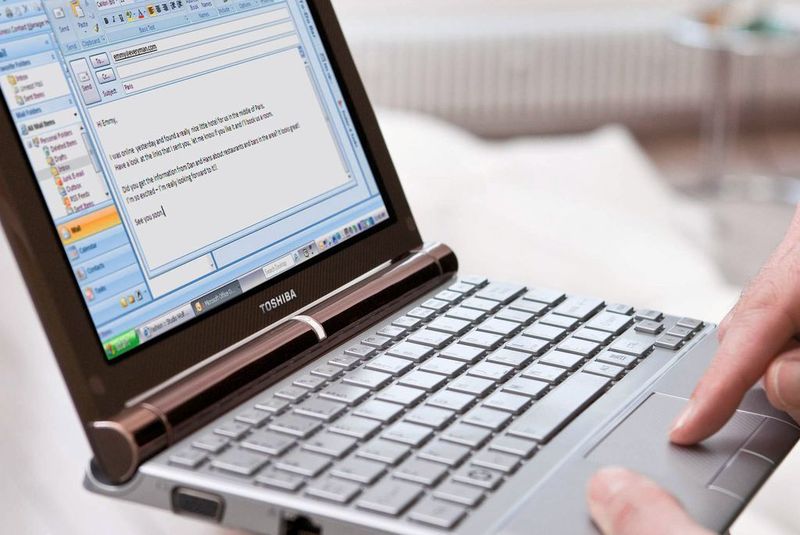 Gut unterwegs: mit etwa 1,3 kg und knapp 6 Stunden Akkulaufzeit ist das Netbook wirklich 