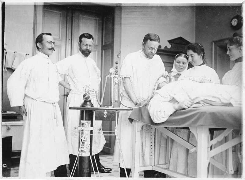 In enger Zusammenarbeit mit dem Chirurgen Dr. Otto Roth entwickelt Johann Heinrich Dräger den Mischnarkoseapparat Roth-Dräger. (Bild: Drägerwerk)
