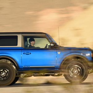 Ein halbes Dutzend Offroad-Fahrprogramme für jedes Terrain, eine zehnstufige Automatik, zuschaltbaren Allradantrieb, eine Geländeuntersetzung und drei Sperren: Es muss schon sehr dick kommen, um den Geländewagen aufzuhalten.(Bild:  SP-X/Benjamin Bessinger)