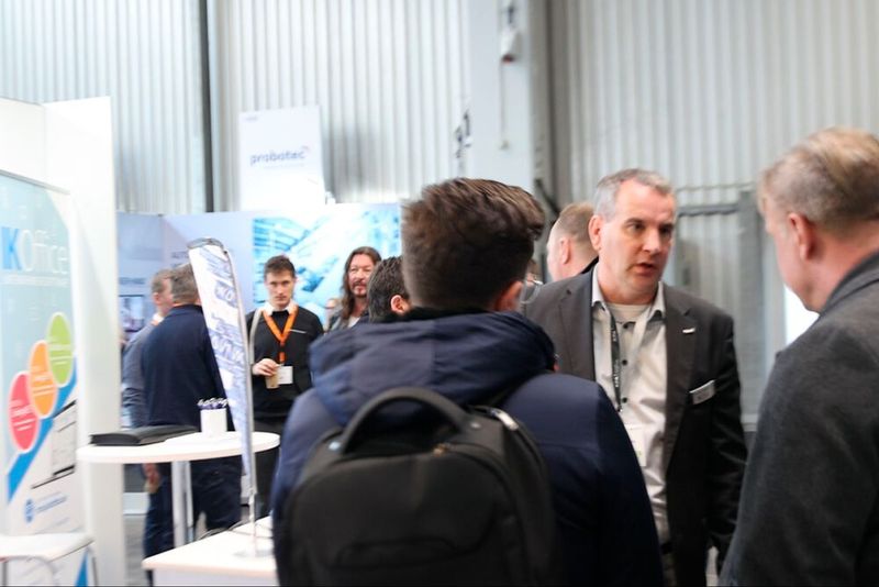 Die Messe KPA in Ulm brachte die Fachleute der kunststoffverarbeitenden Industrie zusammen. Die Stimmung war gut, die Gespräche wie hier am Stand von IK Office fruchtbar.(Bild:  Maschinenmarkt)