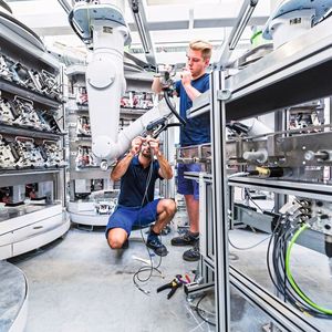 Häufig basieren die eingesetzten Systeme in smarten Fabriken auf Open Source – dadurch lassen sich Qualität und Effizienz steigern sowie Kosten reduzieren.(Bild:  Cloudera)