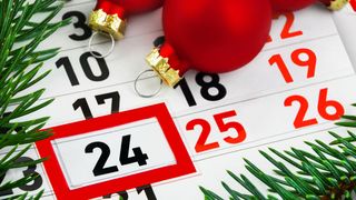 calendar-2021-christmas-eve-december-24-and-red-decoration-balls-close-up-stockpack-adobe-stock-scaled (Quelle: PhotoSG-Adobe Stock)