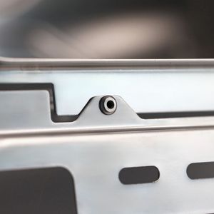 Auch eine Vernietung nahe an Bauteilkanten wird durch den Universalgrip möglich, wie Gesipa anmerkt. (Bild:  Gesipa)