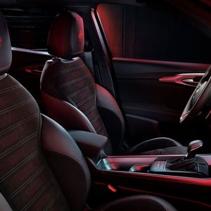 Der Innenraum des neuen Tonale ist von der Rennsporthistorie der Marke inspiriert. (Bild:  Alfa Romeo/Stellantis)