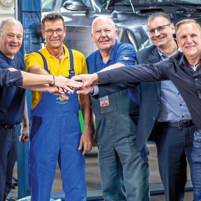 Freuen sich über den Start von Fabucarfix: (v. l.) Peter Bredol, Detlef Peter Grün (beide ZDK), Hans-Jürgen Faul, Holger Parsch (Die Autodoktoren), Markus König (DAT) und Lars Faust (Fabucar). (Bild: Fabucar)