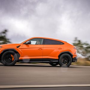 Mit dem Allradantrieb und der Achtstufen-Wandlerautomatik beschleunigt der Urus in 3,6 Sekunden aus dem Stand auf Tempo 100. Die Tachonadel zeigt bereits nach 12,8 Sekunden 200 km/h an.(Bild:  wolfango spaccarelli / Lamborghini)