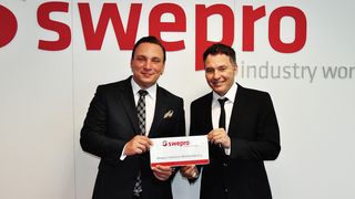 Andreas Lazar (CEO swepro Group) gratuliert dem Vertriebsleiter, Herrn Martinez, zur Eröffnung der neuen spanischen Vertriebsgesellschaft (Bild: Swepro)