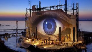 Spektakuläre Kulisse: Das Bühnenbild für Puccinis Opernthriller um Liebe, Macht und Eifersucht spielt auch in dem neuen James Bond-Film eine Hauptrolle.  Bild: Bregenzer Festspiele/andereart (Archiv: Vogel Business Media)