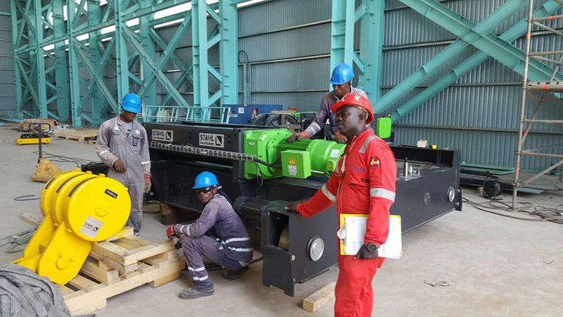 Die in Künzelsau gefertigte Krantechnik (Seilzug AS 7 und Seilzug SH als Hilfshubwerk) erreicht das Werk von General Electric in Ghana. (Stahl Cranesystems)