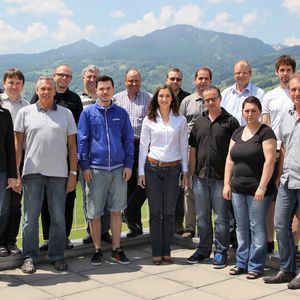 Das Schweizer Maxon SpaceX-Team: (von links nach rechts) Gabriele Schollwöck, Michael Kempf, Hubert Müller, Rainer Seiler, Urs Imfeld, Oezgen Cenk, Jörg Meier, Kornelia Stubicar, Robin Phillips, Ernst Rohrer, Josef Bucher, Roland Flüeler, Gjilijmsere Abdulai, Dominik Omlin, Toni Kronenberg.Personen nicht abgebildet: Rolf Fergg, Martin Büchi, Hans Tresch, Cornelia Wenger, Jeff Randall (mpm/USA);